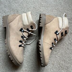 Universal Thread Women’s Boots, tan light brown, size 8.5. Excellent condition.